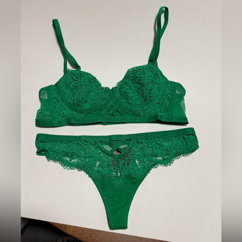 Adore Me 2 Piece Set 36A Bra / Medium Bottoms